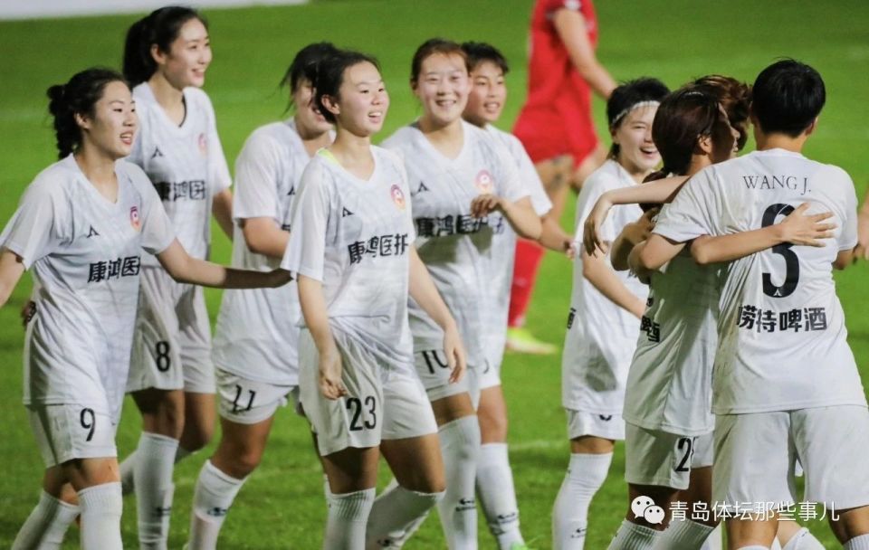 包含国际女足赛事节奏快速，双方互有进攻反击反复交替的词条